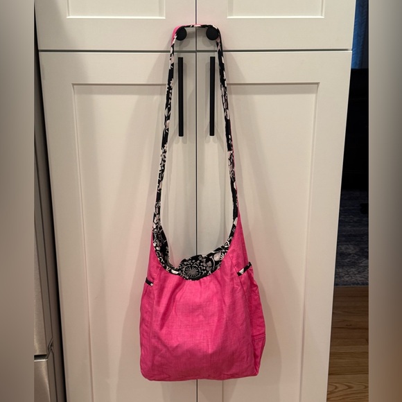 NWOT Thirty-One Vibrant Pink Tote/ Black Floral Crossbody Hobo REVERSIBLE Bag - Picture 2 of 11